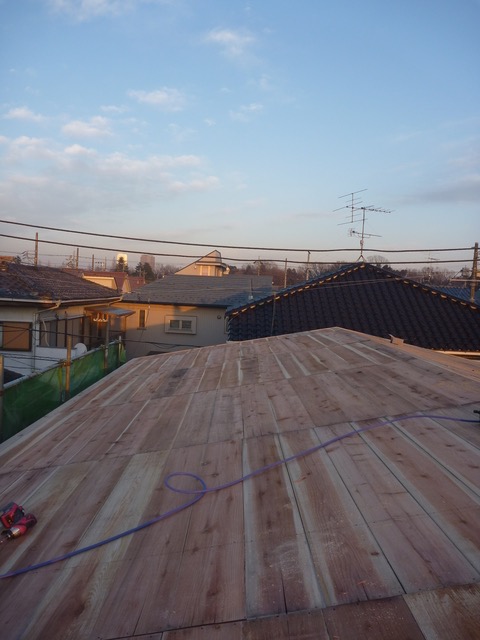 2014.01.24 屋根の野地板も、きちんと無垢の杉板です。