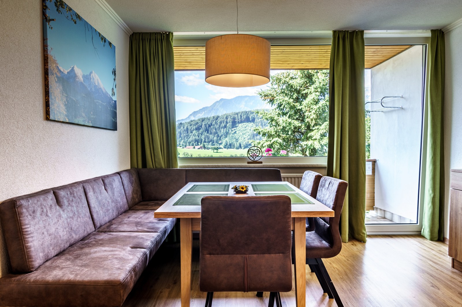 Apartment D: Wohnküche mit Balkon und Traumaussicht