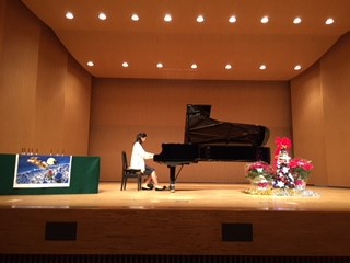 水戸市のまりピアノ教室の先生が発表会で講師演奏をしている様子