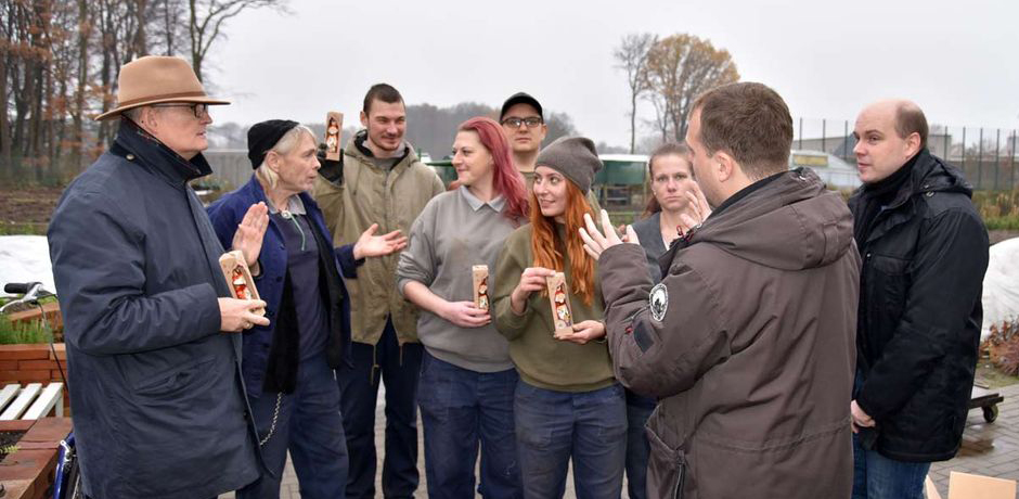 Michael Waterböhr (links außen), Mirko Wiedeking (2. Von rechts) und Simon Rüffin (rechts außen) schenken Inhaftierten Schoko-Nikoläuse. © Sr. Theresita M. Müller