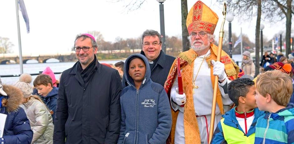 Bischof Nikolaus ist angelandet und zieht mit Erzbischof Dr. Stefan Heße, Monsignore Georg Austen und 300 Hamburger Schulkindern zur St. Petri-Kirche. 