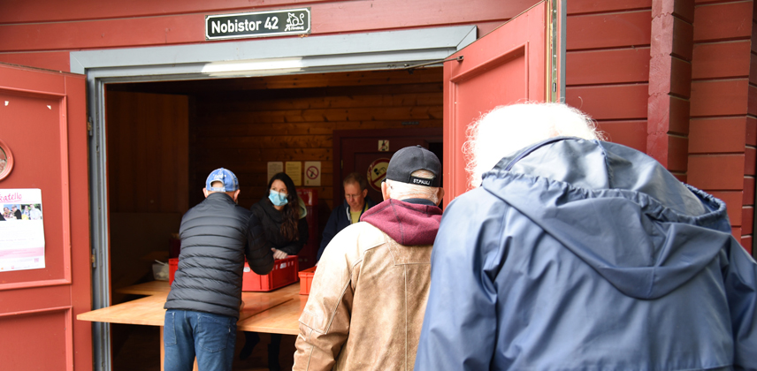 Vor der Alimaus bekommen bedürftige Menschen ihr Lunchpaket ausgehändigt © Theresa Meier