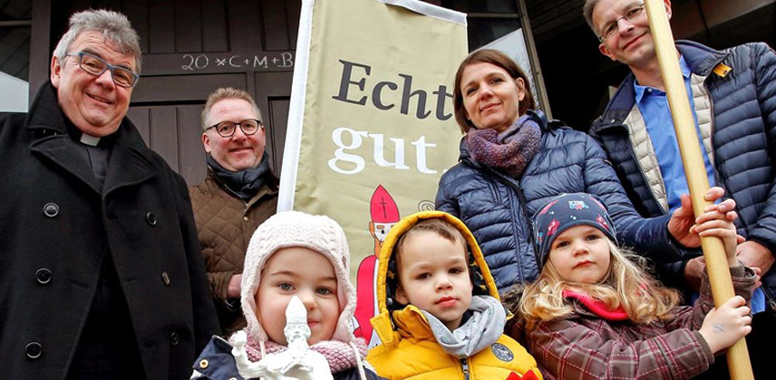 Msgr. Georg Austen, Generalsekretär des Bonifatiuswerkes, Thomas Westhof vom Verkehrsverein, die Kinder Mia, Aiden und Lea, Erzieherin Esther Filthaut sowie Gemeindereferent Bertold Filthaut (v.l.) © Almut Thöring