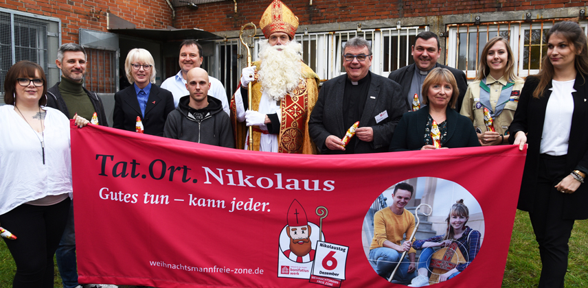 Die drei Inhaftierten mit Bürgermeisterin Scho-Antwerpes, Michael Herberger, Ulrich Merz als Nikolaus, Msgr. Austen, Dekan Stefan Ehrlich, Angela Wotzlaw, Sarah Rummel und Isabel Lubojanski (v.l.) © Theresa Meier