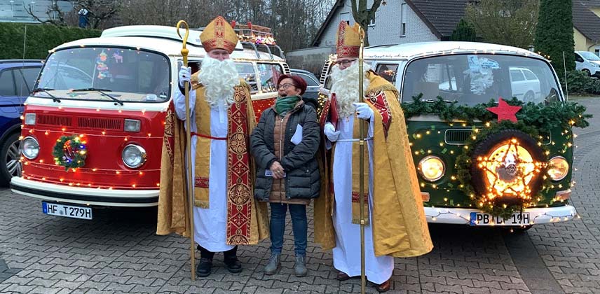 Festlich geschmückt überraschten gleich zwei Nikoläuse im Bulli die Familien in Marienloh. Von links: Ronald von Schlegell (als Nikolaus), Maria Halsband (Kolpingsfamilie Marienloh, Paul Nübel (als Nikolaus): © Maximilian Heese