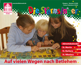 Die Titelseite der Kinderzeitschrift "Die Sternsinger" zeigt 3 Kinder, die an zusammen an einem Tisch sitzen und ein Brettspiel spielen.