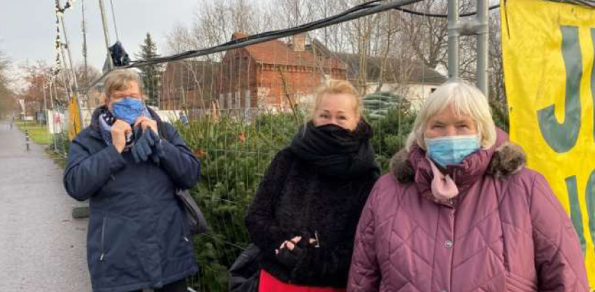 Die Nachbarschaftslots*innen mit Frau K. auf der Suche nach einem geeigneten Weihnachtsbaum. © Andrea Baro