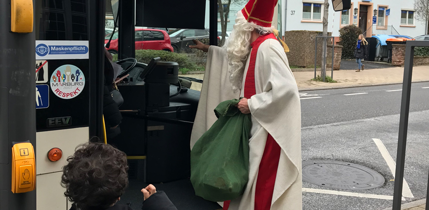 Der Nikolaus beschenkte Passanten, die auf den Bus warten und auch den Busfahrer. © Kerstin Thies 