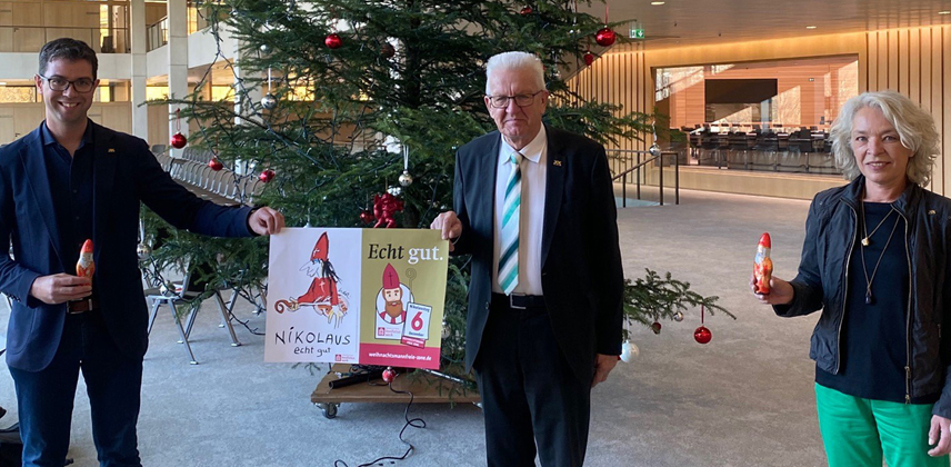 Ralf Nentwich MdL, Ministerpräsident Winfried Kretschmann und Martina Häusler (Sprecherin für Kirchen und Religionsgemeinschaften) setzen Zeichen für den heiligen Nikolaus (v.l.) © Fraktion GRÜNE im Landtag von Baden-Württemberg