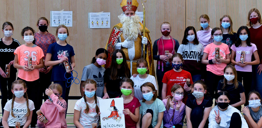 Der Nikolaus besucht 31 Schülerinnen der sechsten Klasse der Realschule St. Michael in Padebrorn, die für einen guten Zweck Seilchen gesprungen ins. © Bonifatiuswerk