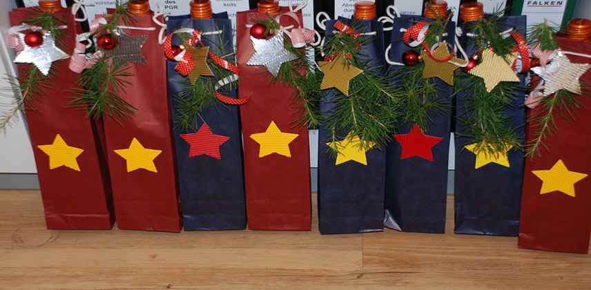 Fertig gepackte Nikolaustüten mit Wein und dem "echten" Nikolaus gefüllt © Schwester Anne Voß 