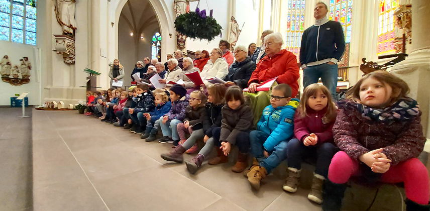 Jung und alt singen gemeinsam Lieder in der Basilika St. Cyriakus in Duderstadt © Caritasverband Südniedersachsen e. V.