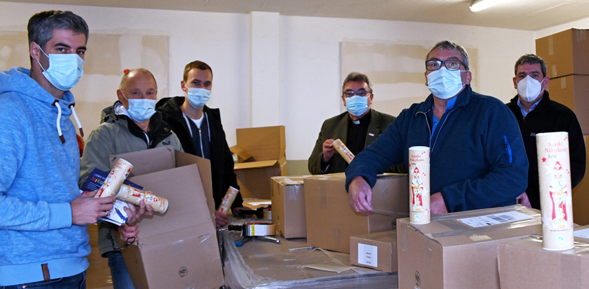 Generalsekretär Monsignore Georg Austen und Mitarbeitende des Bonifatius-Werk packten die Pakete für die Kindertagesstätten im Erzbistum Paderborn. (Foto: Ronald Pfaff) 