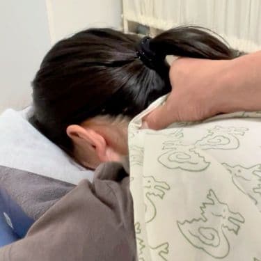 後頭部から首にかけての筋肉を緩めるマッサージ