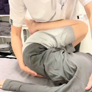反り腰からくる腰痛への骨盤調整