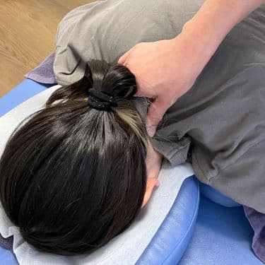 食いしばりによる首のこりをほぐすマッサージ