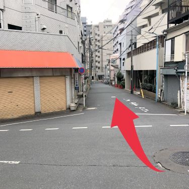 氷川神社を背にして進んだ先にある、すずき治療院につながる路地の写真(高円寺駅からの道順)