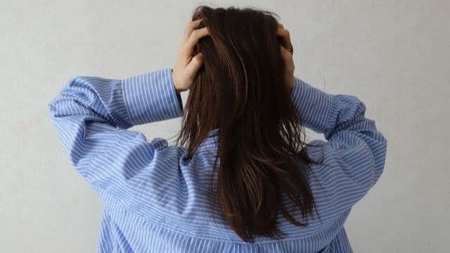 ストレスで頭を抱える女性