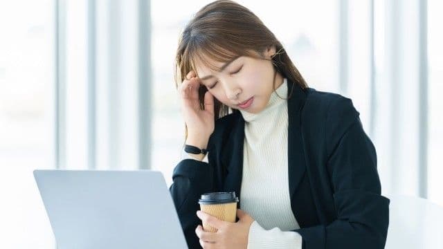 職場でストレスに悩む女性
