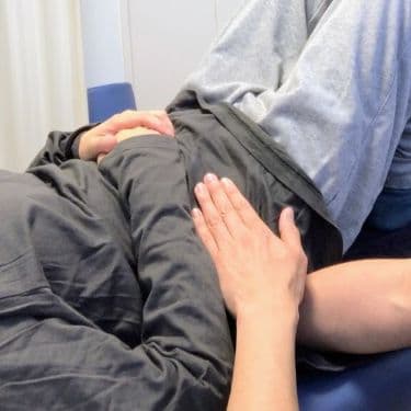 呼吸を深くする腹式呼吸の指導の様子