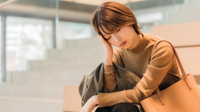 頭痛に悩む女性