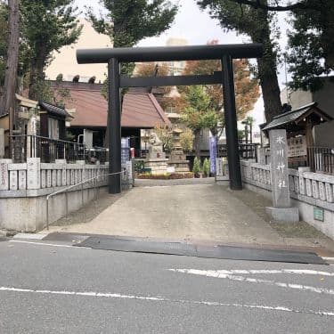 高円寺駅からすずき治療院へ向かう途中の氷川神社前の道の写真(高円寺駅からの道順)