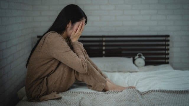 寝付きが悪く悩む女性