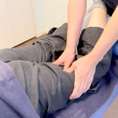 腰痛改善のための太もも裏のマッサージ