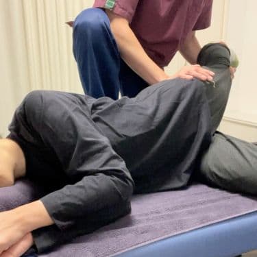 反り腰に対する整体、股関節(腸腰筋)のストレッチ