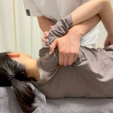高円寺で肩甲骨と背骨の間を緩めるストレッチ(肩甲骨はがし)