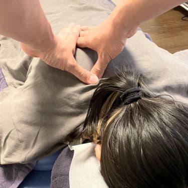 高円寺の治療院での肩こりマッサージの施術