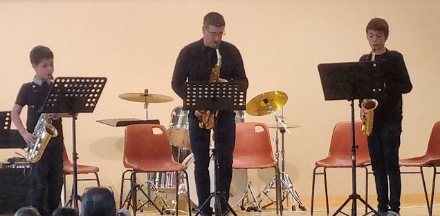 2 saxophonistes prometteurs et leur professeur