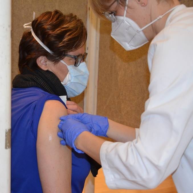 Ilse Dech von der Intensivsation des Diakonie Krankenhauses Bad Kreuznach ließ sich gestern im Luthersaal impfen. Foto: Stiftung kreuznacher diakonie
