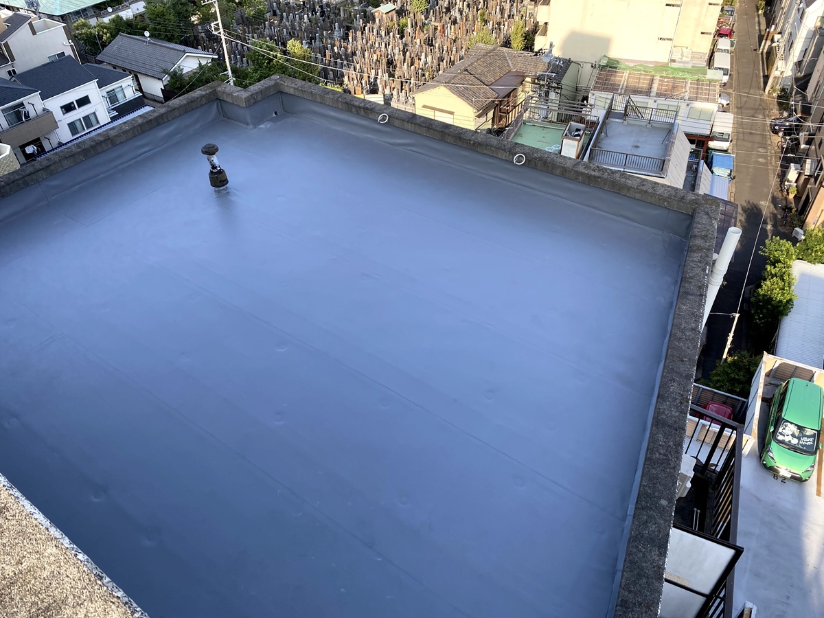 【施工後】8階ルーフ塩ビシート防水施工。端部は溶着シーツ罪でシーリング処理