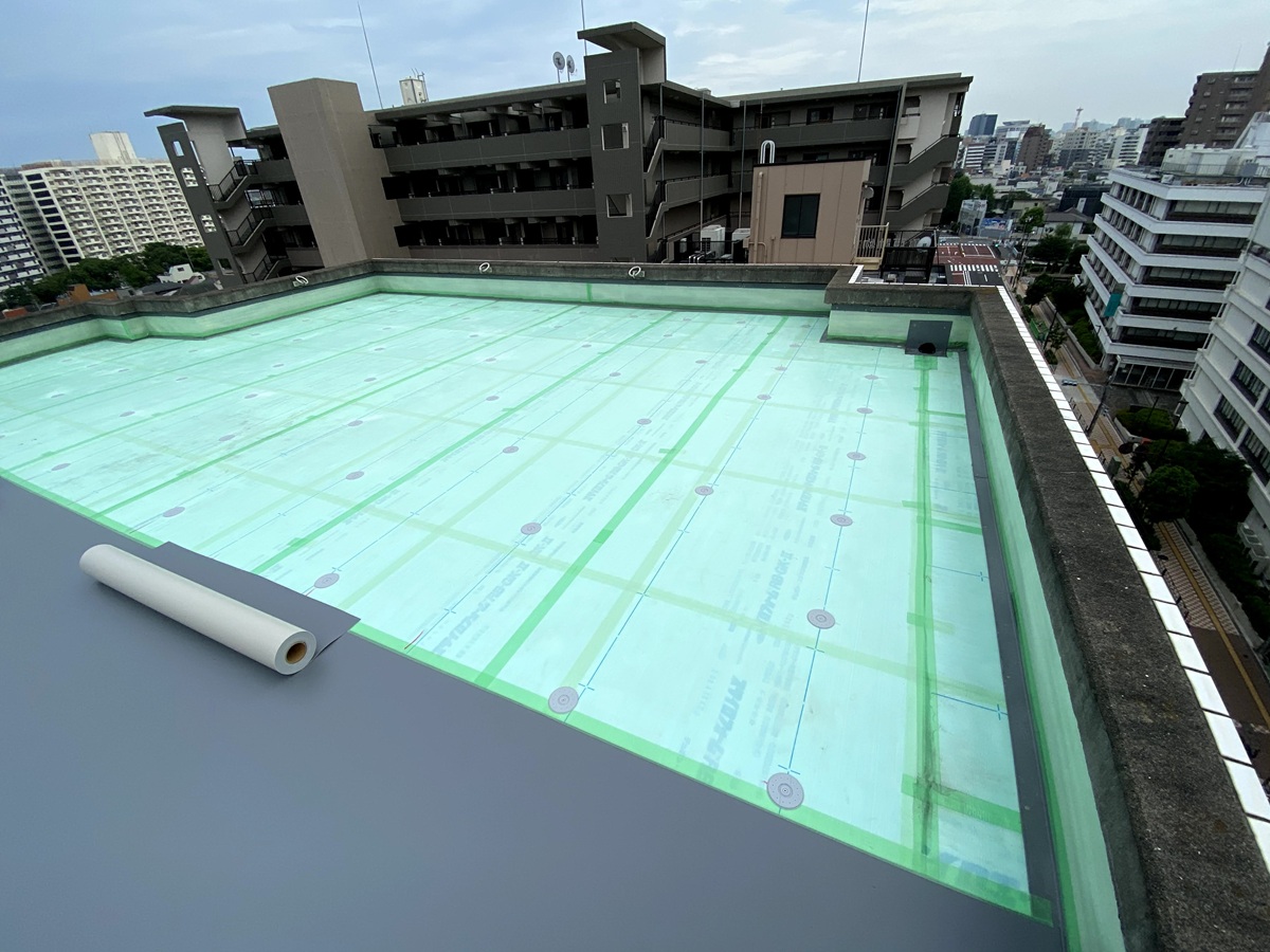 【施工中】断熱材→緩衝シートを施工し断熱材を塩ビプレート固定