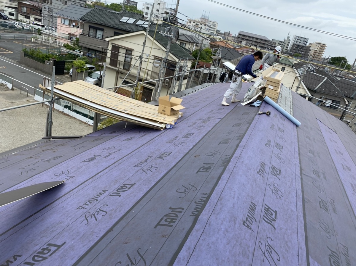 【施工中】ルーフィン（屋根の下葺き材）防水機能を持ったシートを設置中。その後仕上材　ニチハ横断ルーフSを設置