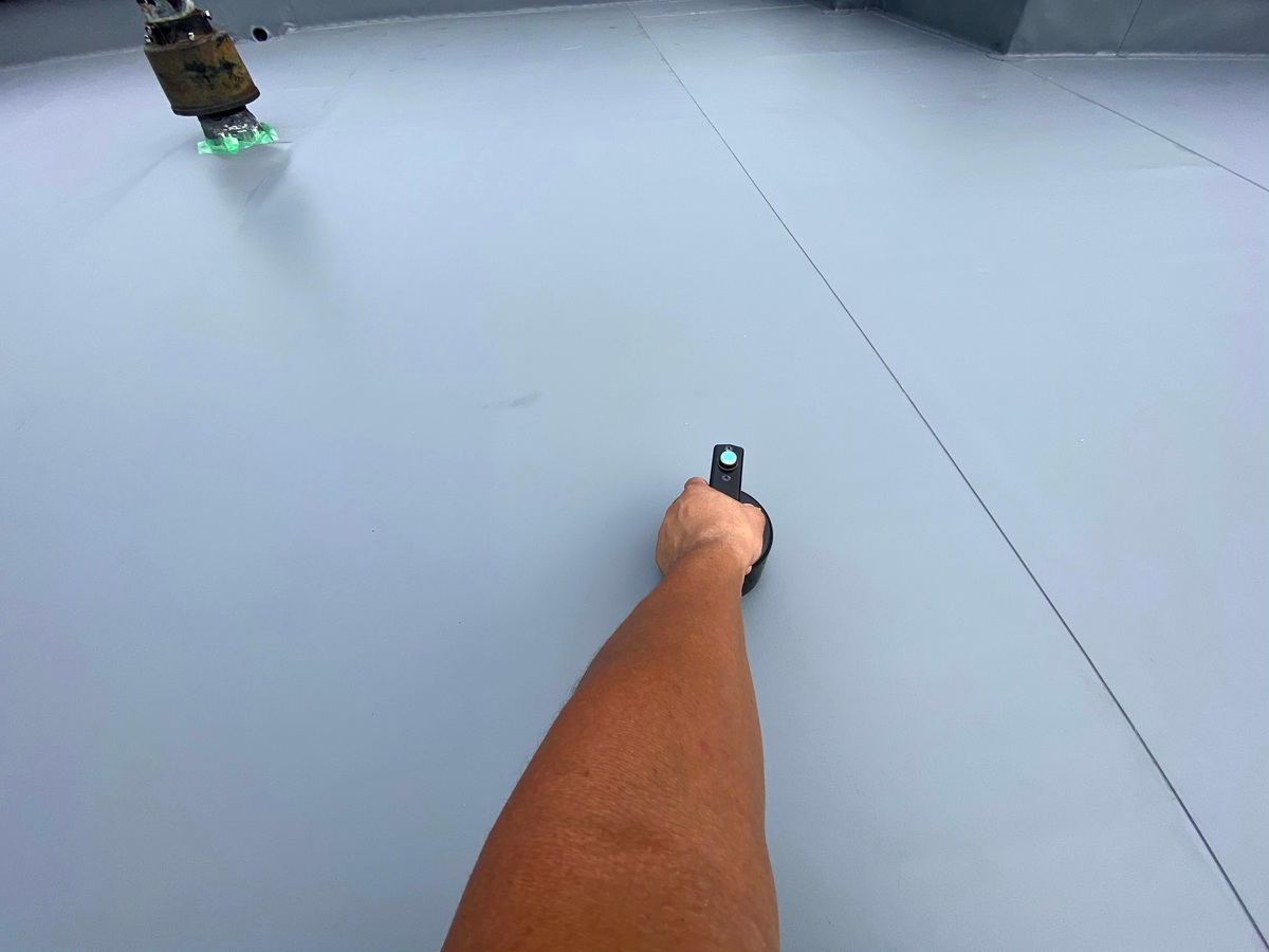 【施工中】塩ビ防水シート施工丸形塩ビプレート超音波溶接機で溶接固定