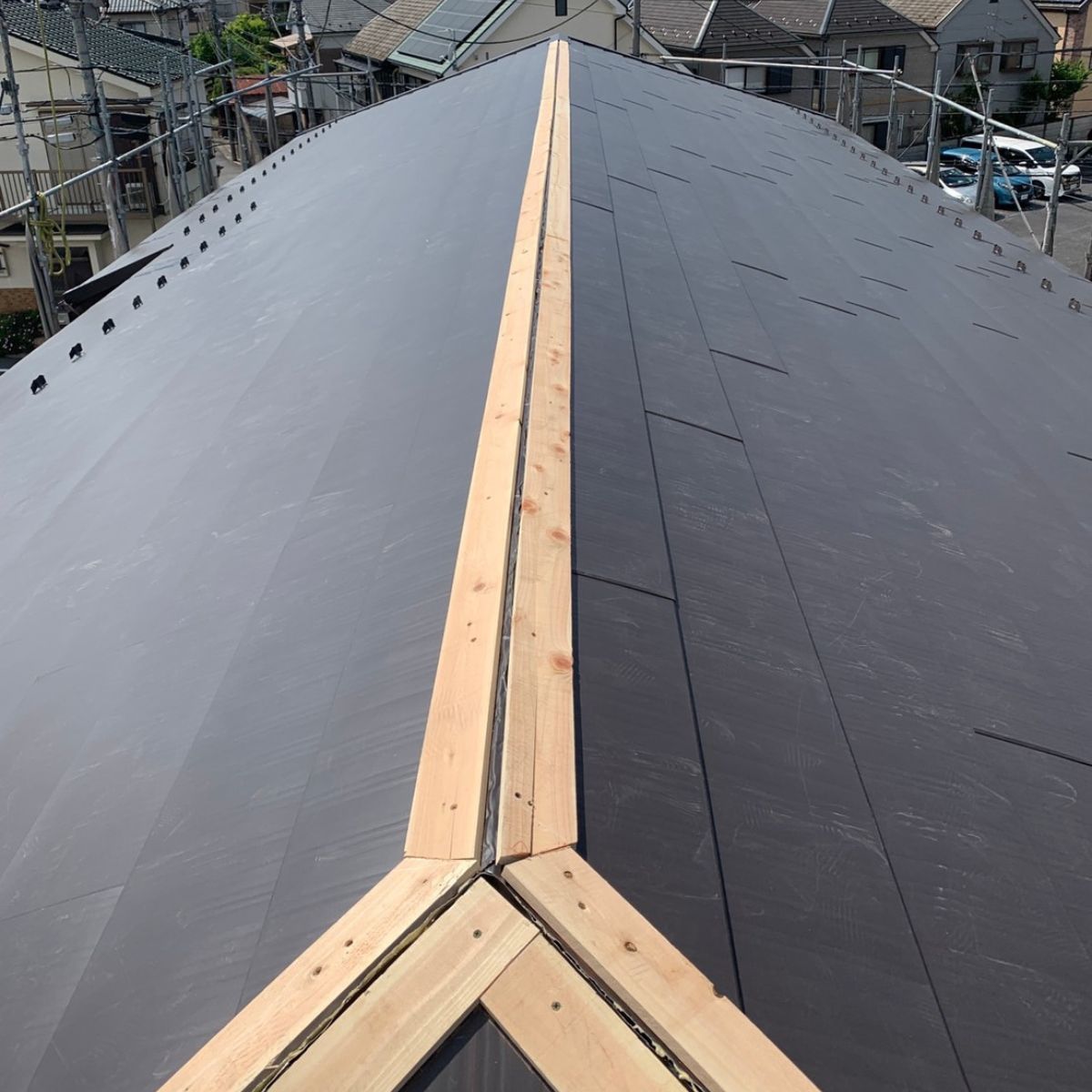 【施工中】屋根-棟　貫板（ぬきいた）下地材取付　処理