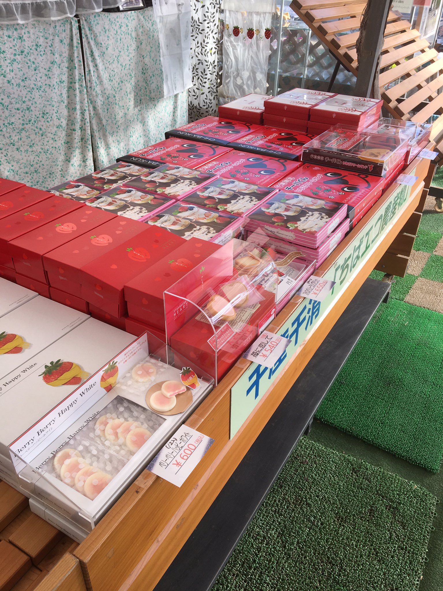 地元の製菓会社さんの美味しいお菓子もあります