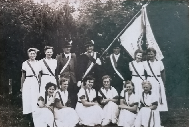 Foto: Fahnenkommando mit der neuen Schützenfahne im Juni 1954