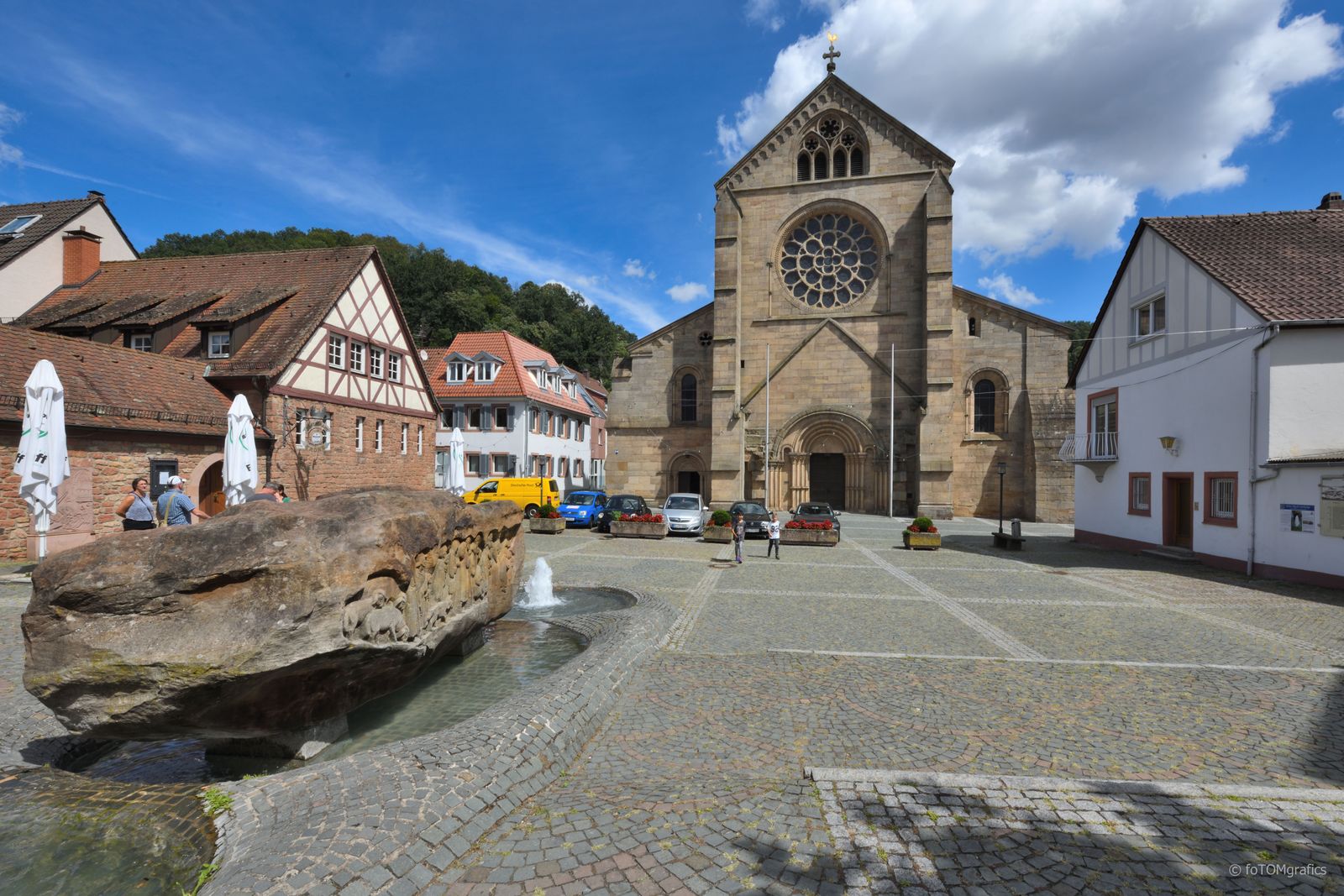 Kirchplatz, Brunnenstein und Westfassade, Bild: Thomas Lierke, Trier