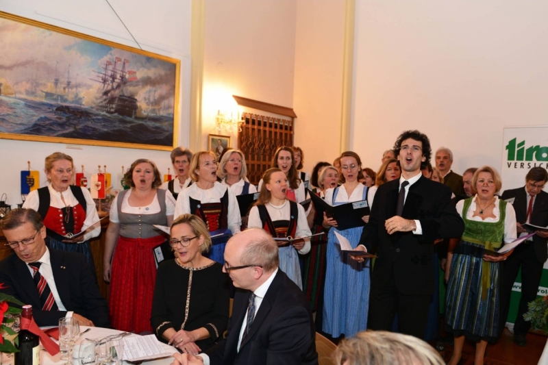 @Club Tirol: alle singen: es wird schon glei dumpa