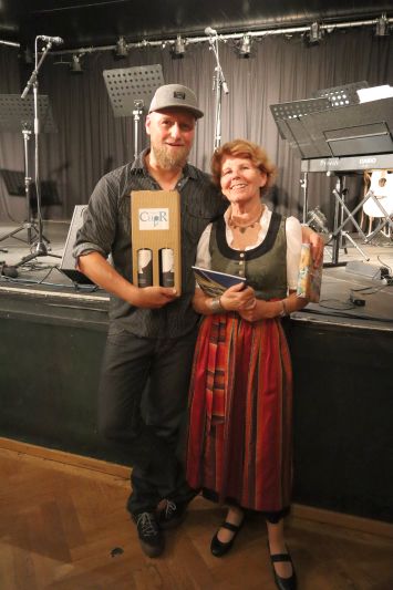 die Moderatoren Emanuel Egger und Margaretha Maleh