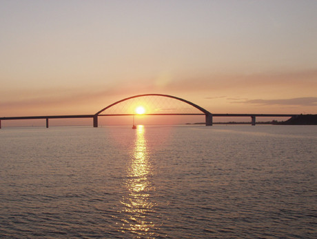 Fehmarnsundbrücke im Sonnenuntergang