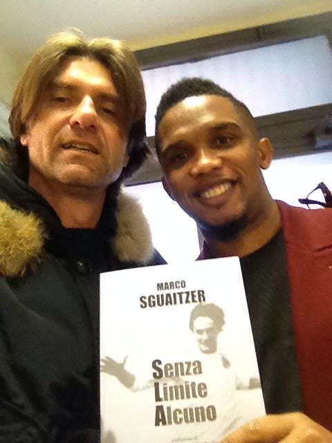 Samuel Eto'o con il libro di Marco Sguaitzer (foto twitter)