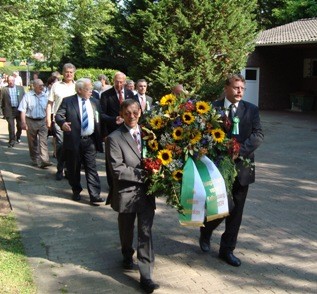 Mit dem Trommler- und Spielverein Alsdorf-Kellersberg 1927 e.V. bei der Kranzniederlegung