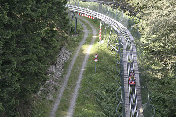 Abfahrt auf der Sommerrodelbahn