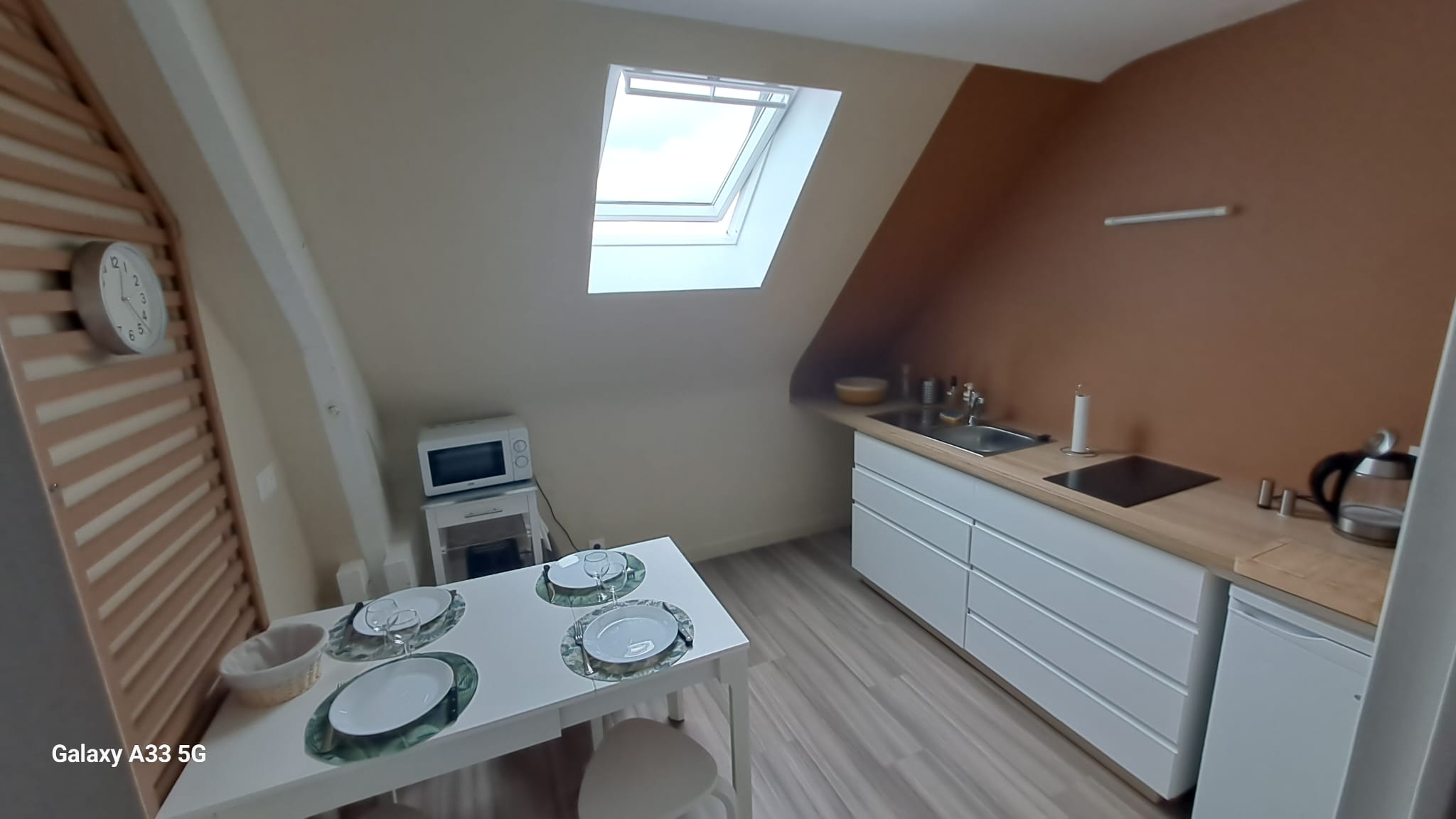 Table pour 4 personnes, plaque induction, micron-onde, bouilloire, cafetière