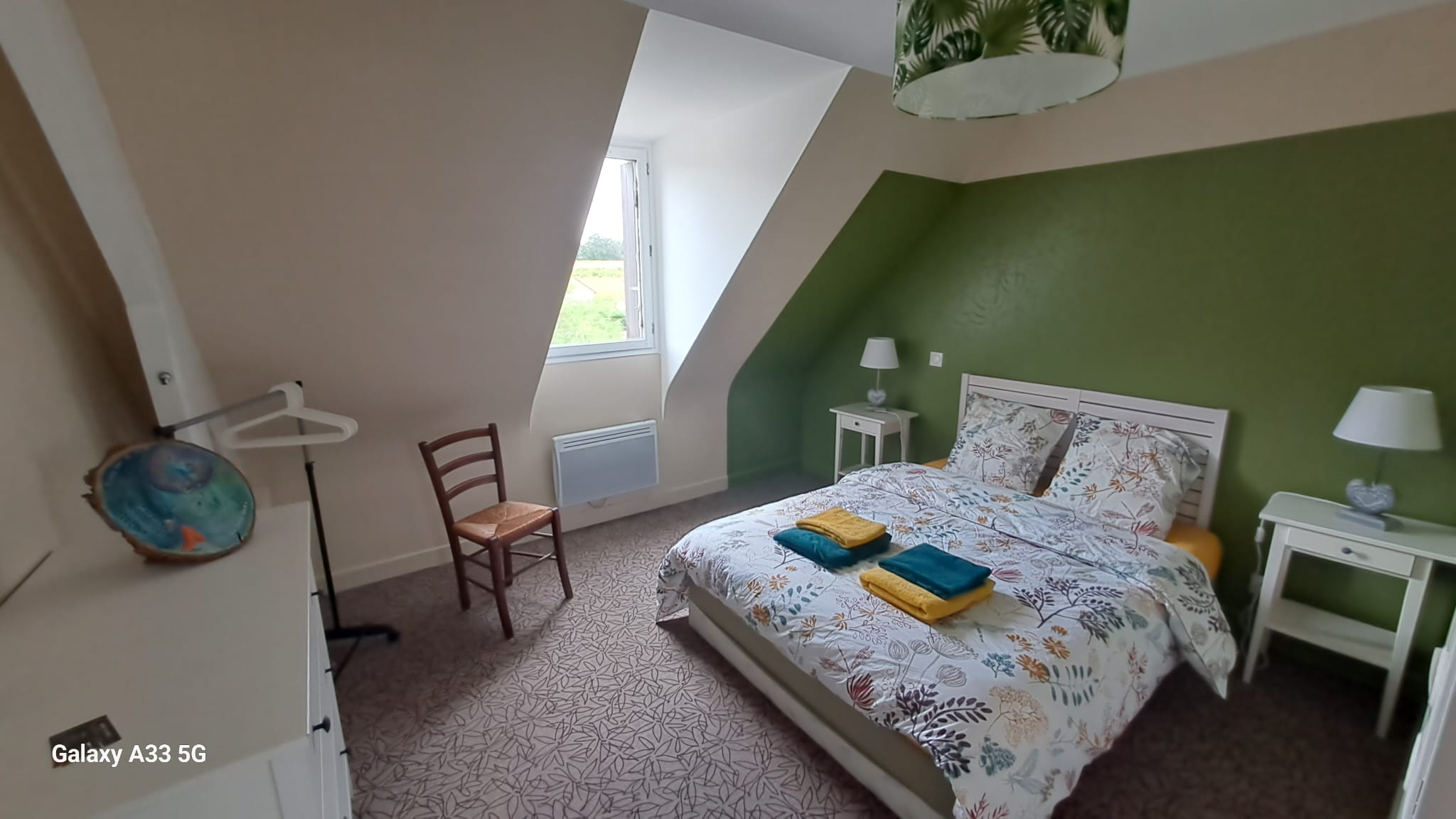 Lit en 140, ambiance reposante, commode