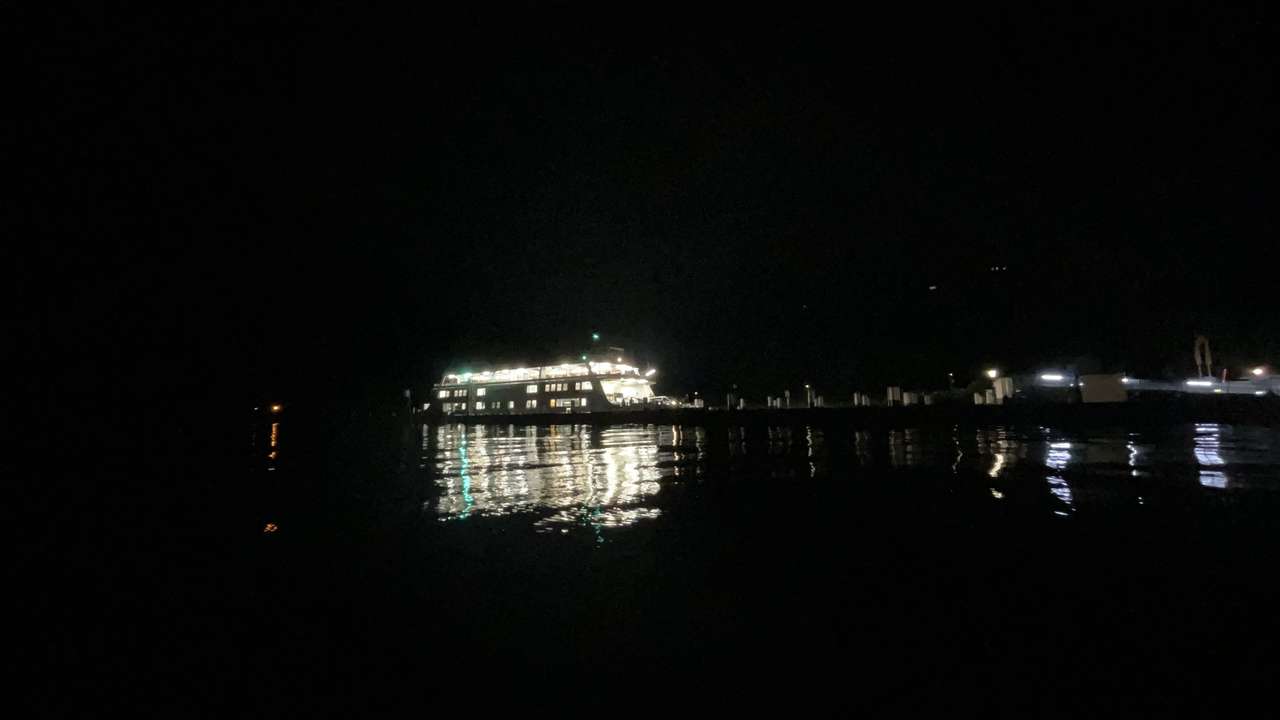 Kurz nach Mitternacht TSV Fischbach bei der Fähre in Meersburg.